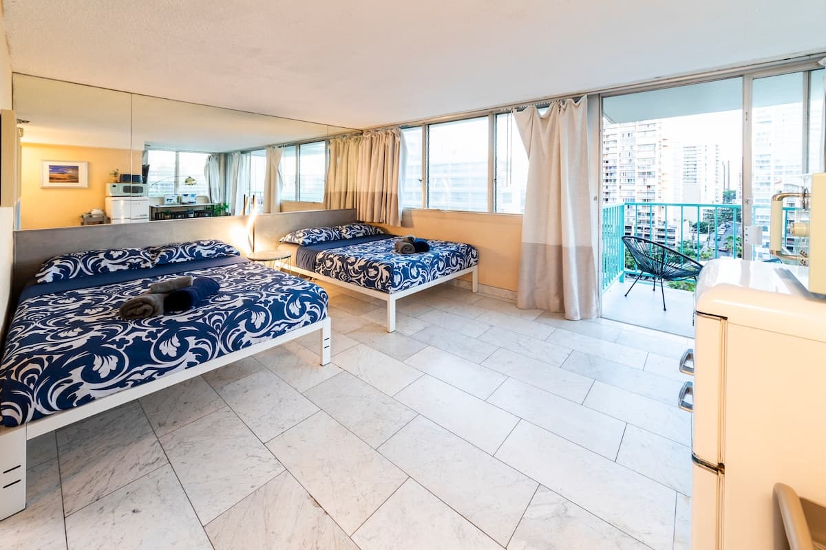 Condo in Honolulu · ★4.67 · Studio · 2 beds · 1 private bath - Photo 1