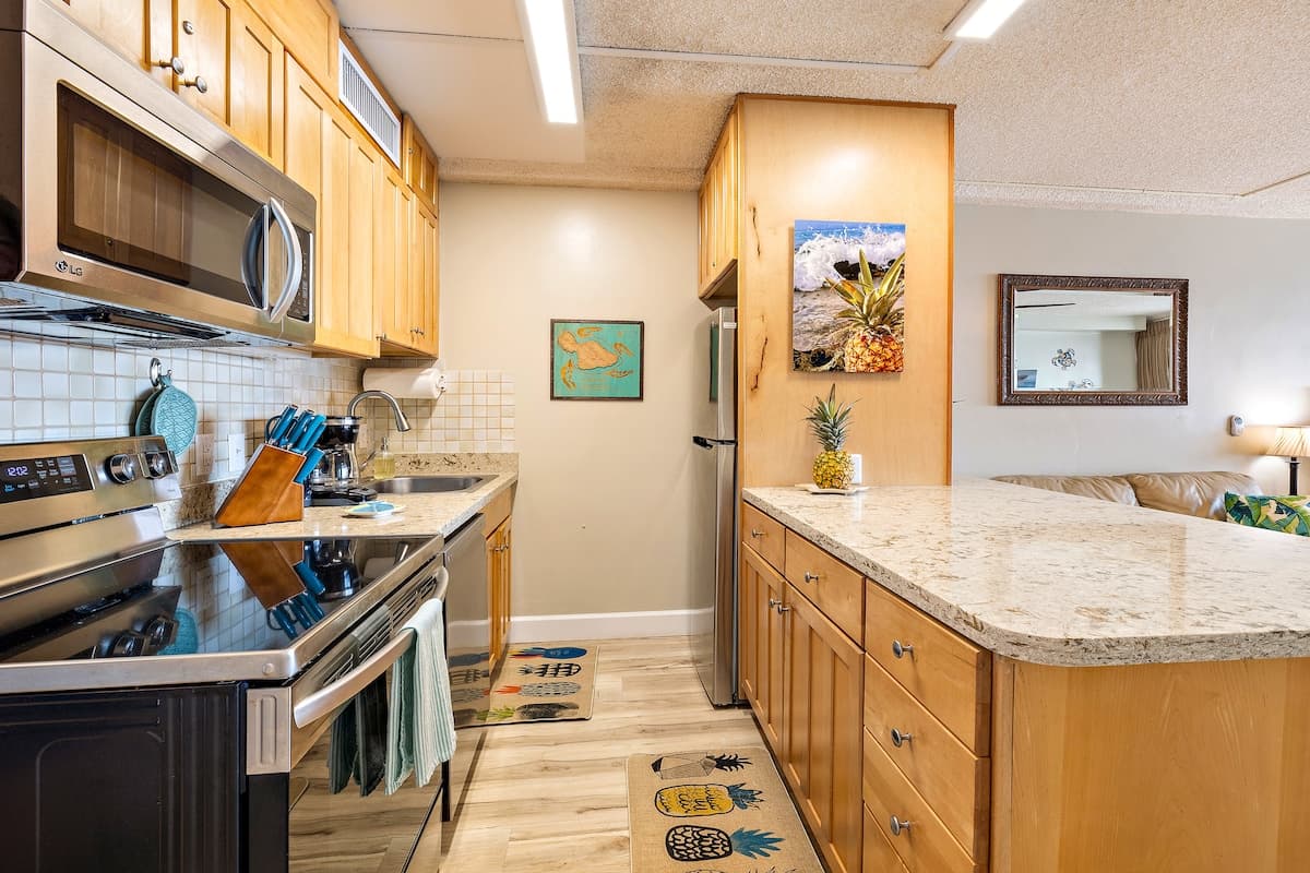 Condo in Lahaina · ★4.96 · Studio · 1 bed · 1 bath - Photo 5