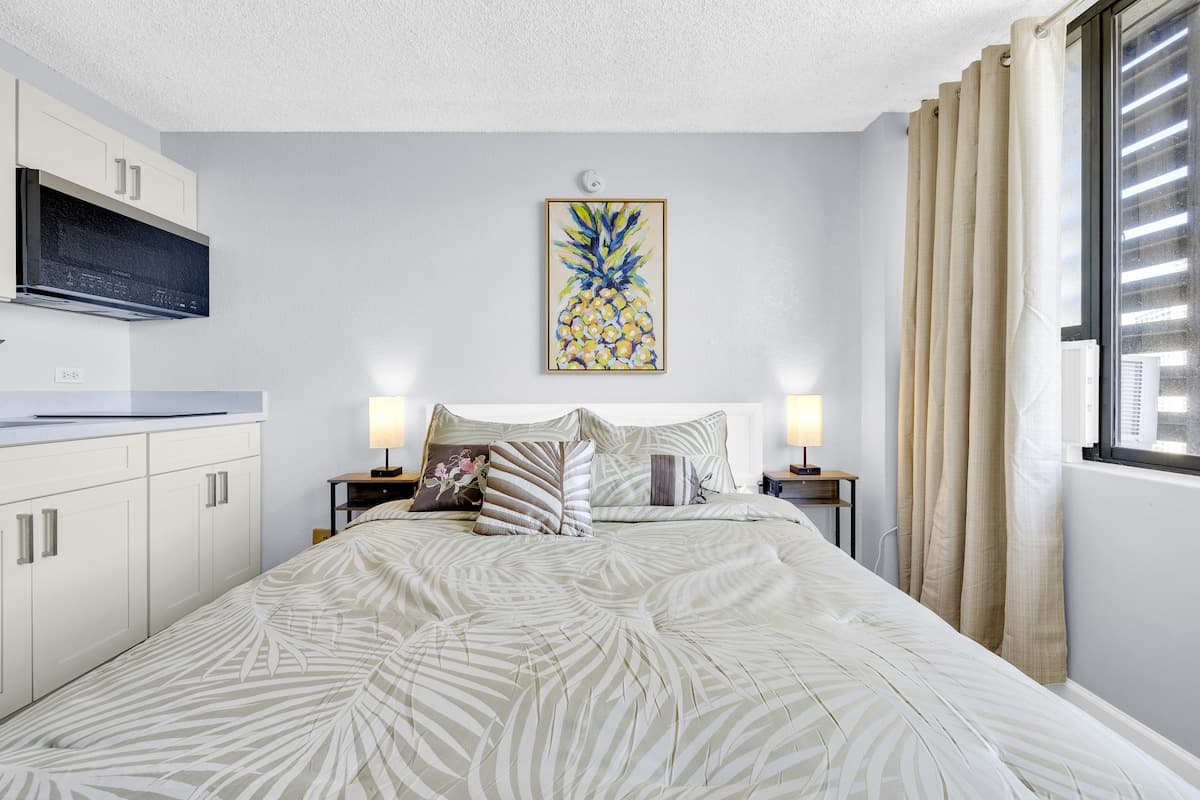 Condo in Honolulu · ★4.72 · Studio · 1 bed · 1 private bath - Photo 4