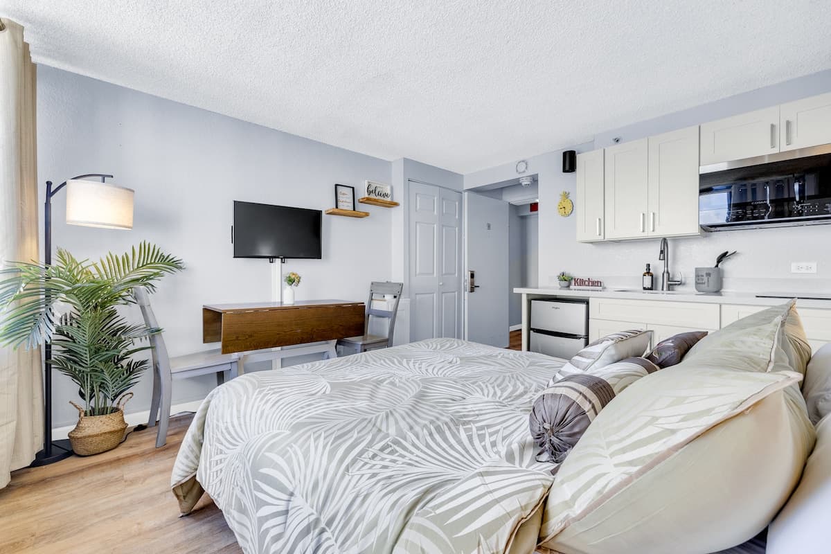 Condo in Honolulu · ★4.72 · Studio · 1 bed · 1 private bath - Photo 1