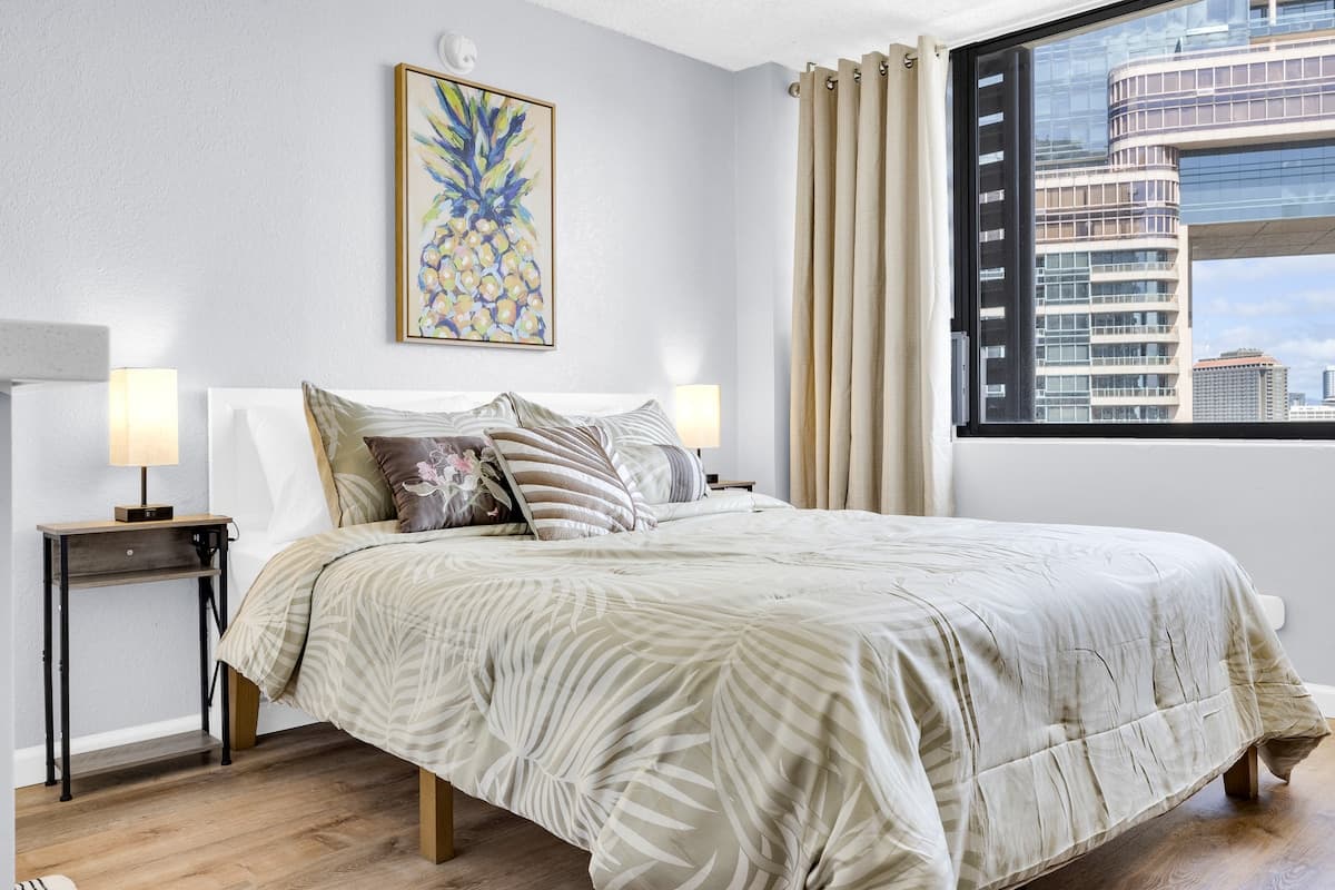 Condo in Honolulu · ★4.72 · Studio · 1 bed · 1 private bath - Photo 2