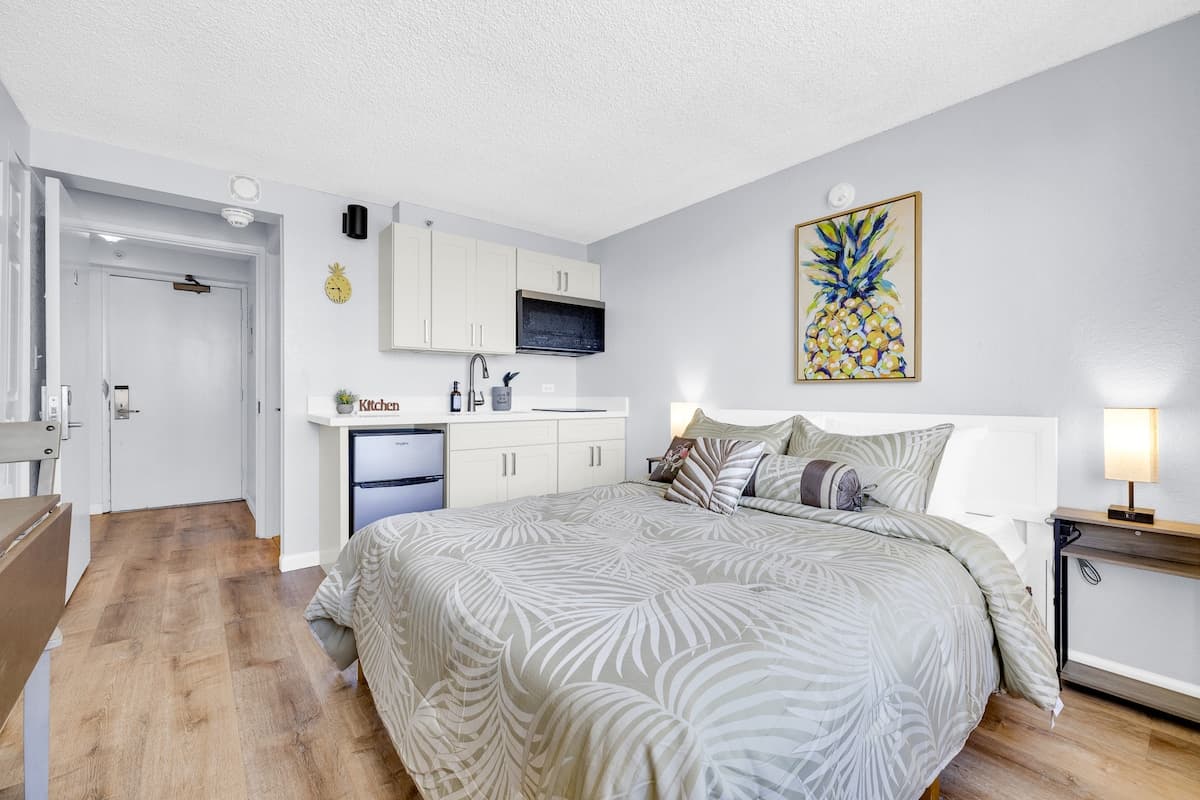 Condo in Honolulu · ★4.72 · Studio · 1 bed · 1 private bath - Photo 5