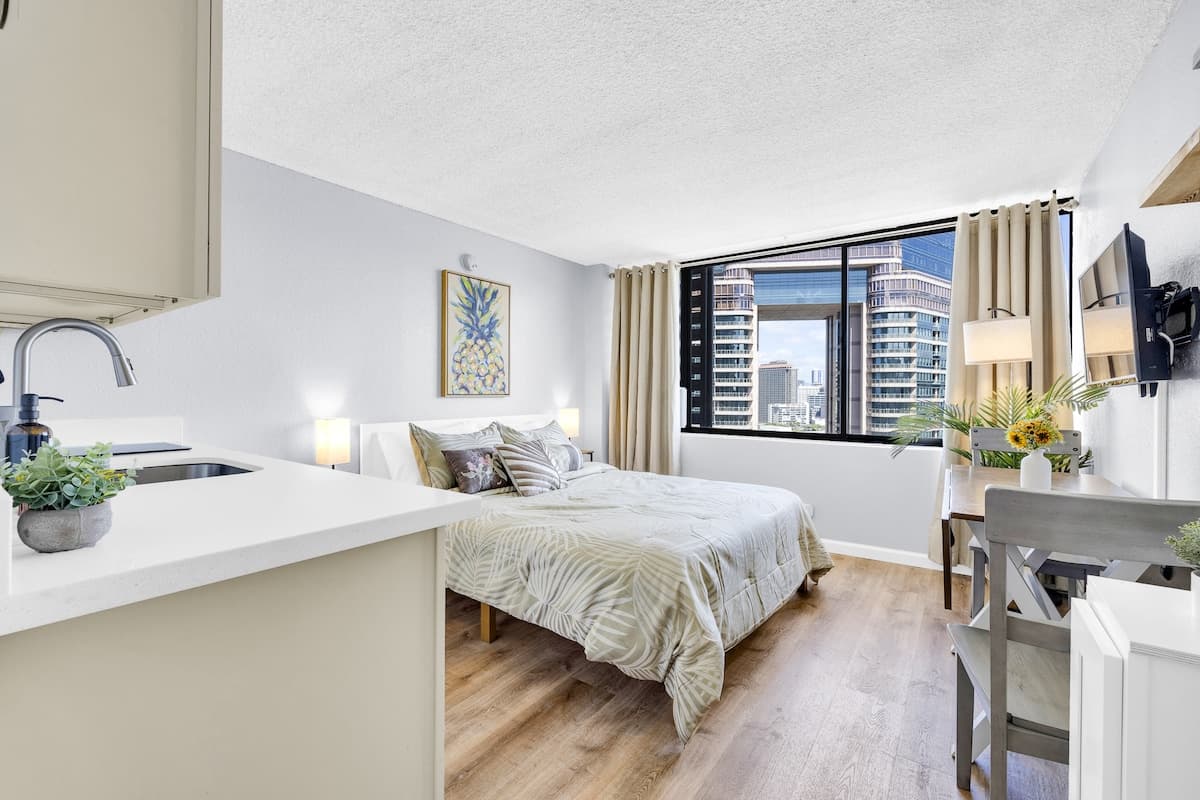 Condo in Honolulu · ★4.72 · Studio · 1 bed · 1 private bath - Photo 3