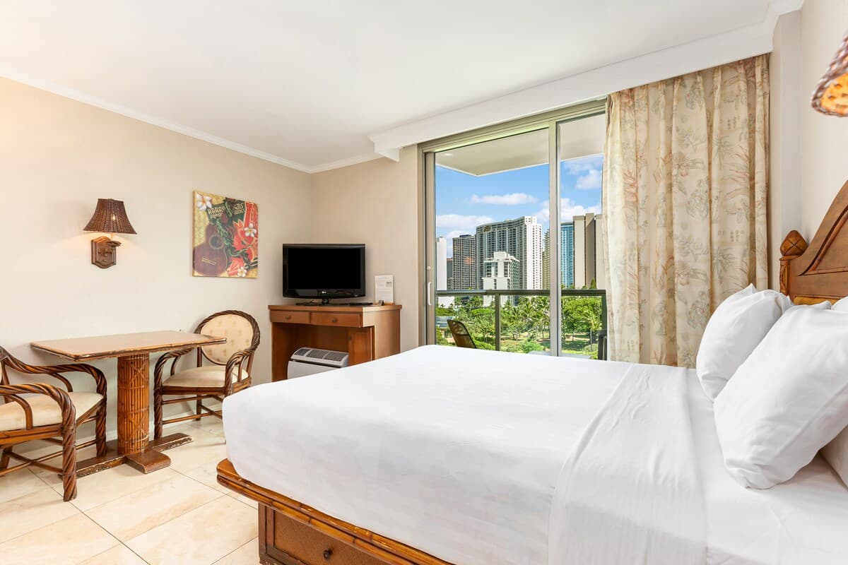 Cozy studio with FREE parking in Waikiki - Photo 2