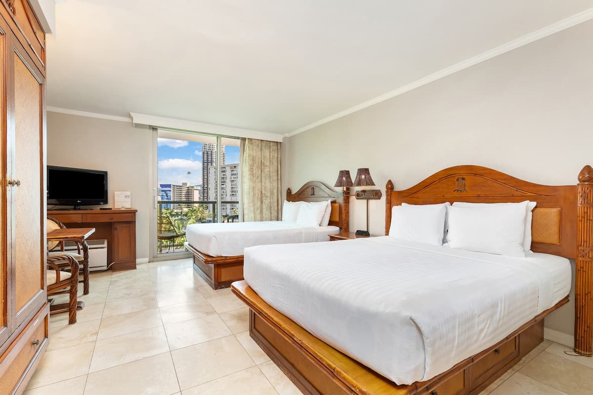 Cozy studio with FREE parking in Waikiki - Photo 1