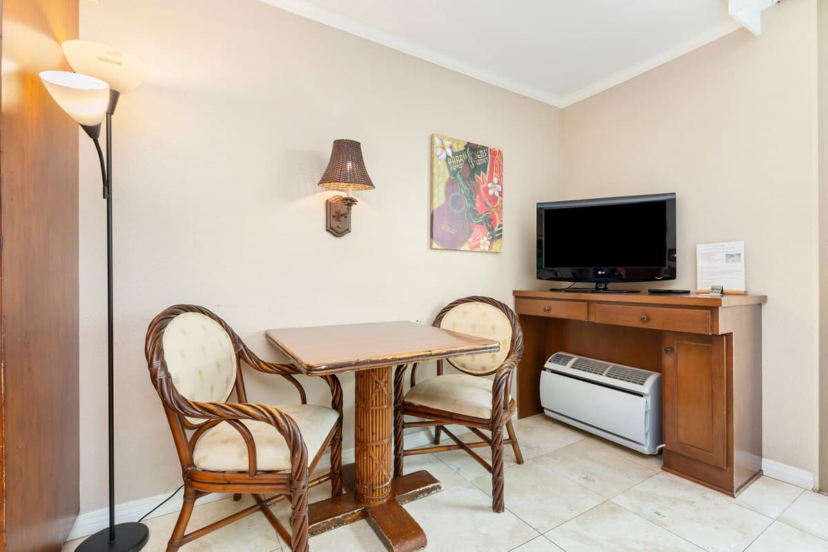 Cozy studio with FREE parking in Waikiki - Photo 5