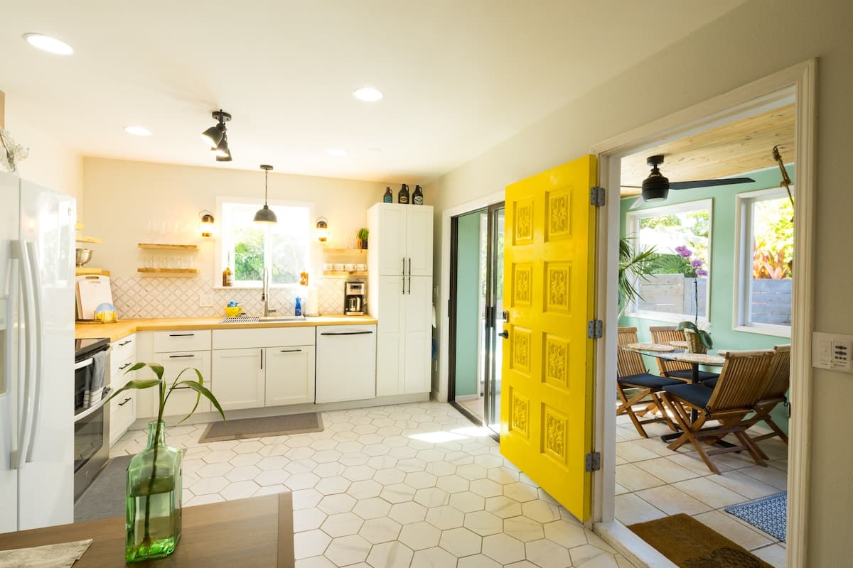 Home in Kailua-Kona · ★5.0 · 2 bedrooms · 2 beds · 1 bath - Photo 5