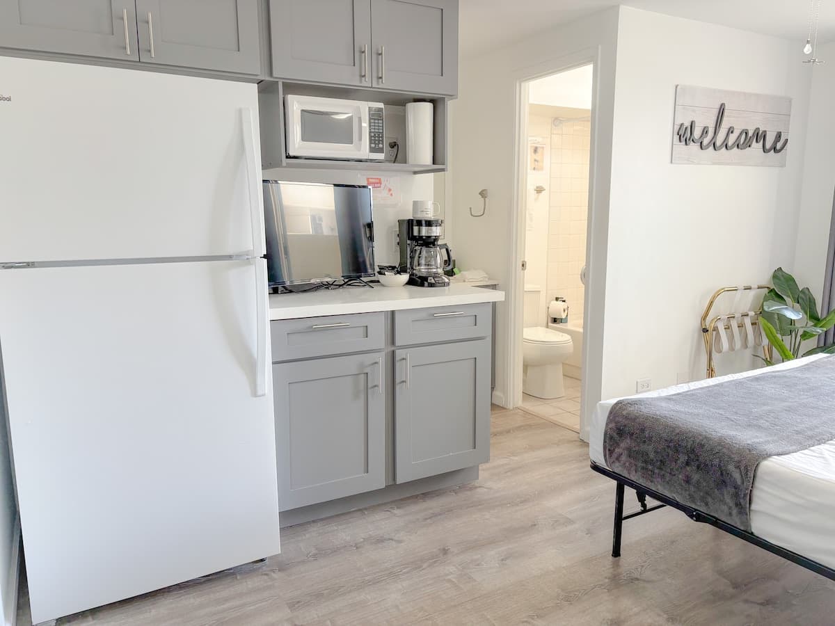 Condo in Honolulu · ★4.62 · Studio · 1 bed · 1 private bath - Photo 5