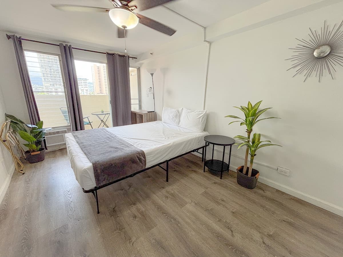 Condo in Honolulu · ★4.62 · Studio · 1 bed · 1 private bath - Photo 2