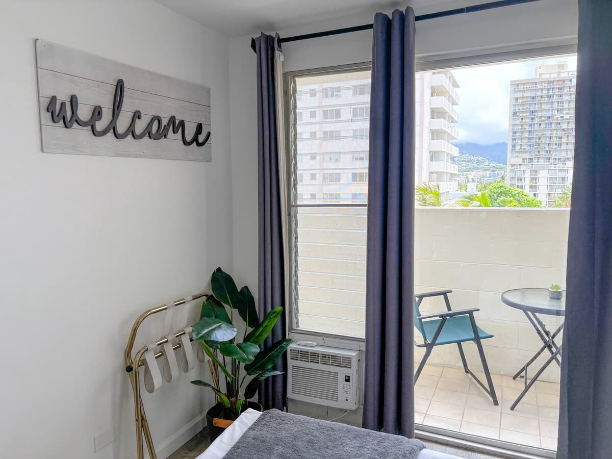 Condo in Honolulu · ★4.62 · Studio · 1 bed · 1 private bath - Photo 4