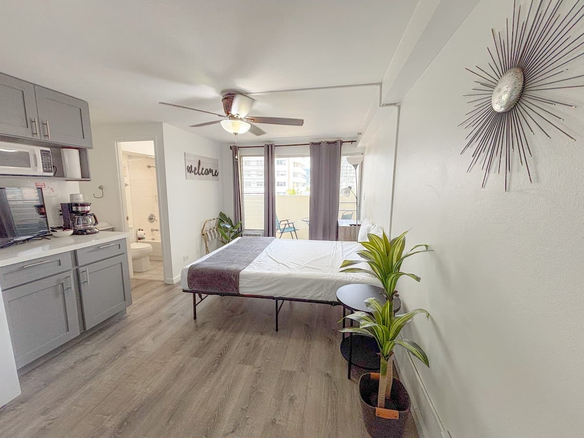 Condo in Honolulu · ★4.62 · Studio · 1 bed · 1 private bath - Photo 1