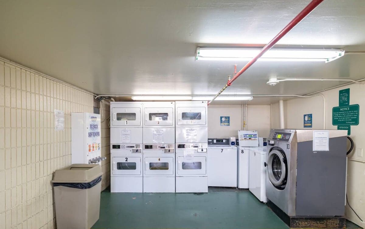Condo in Honolulu · ★4.94 · 1 bedroom · 2 beds · 1 private bath - Photo 2