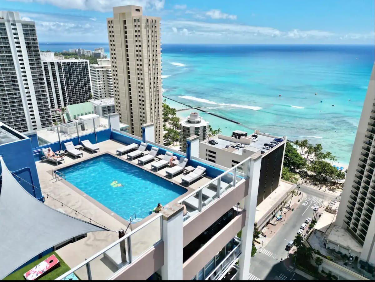 Condo in Honolulu · ★4.94 · 1 bedroom · 2 beds · 1 private bath - Photo 5