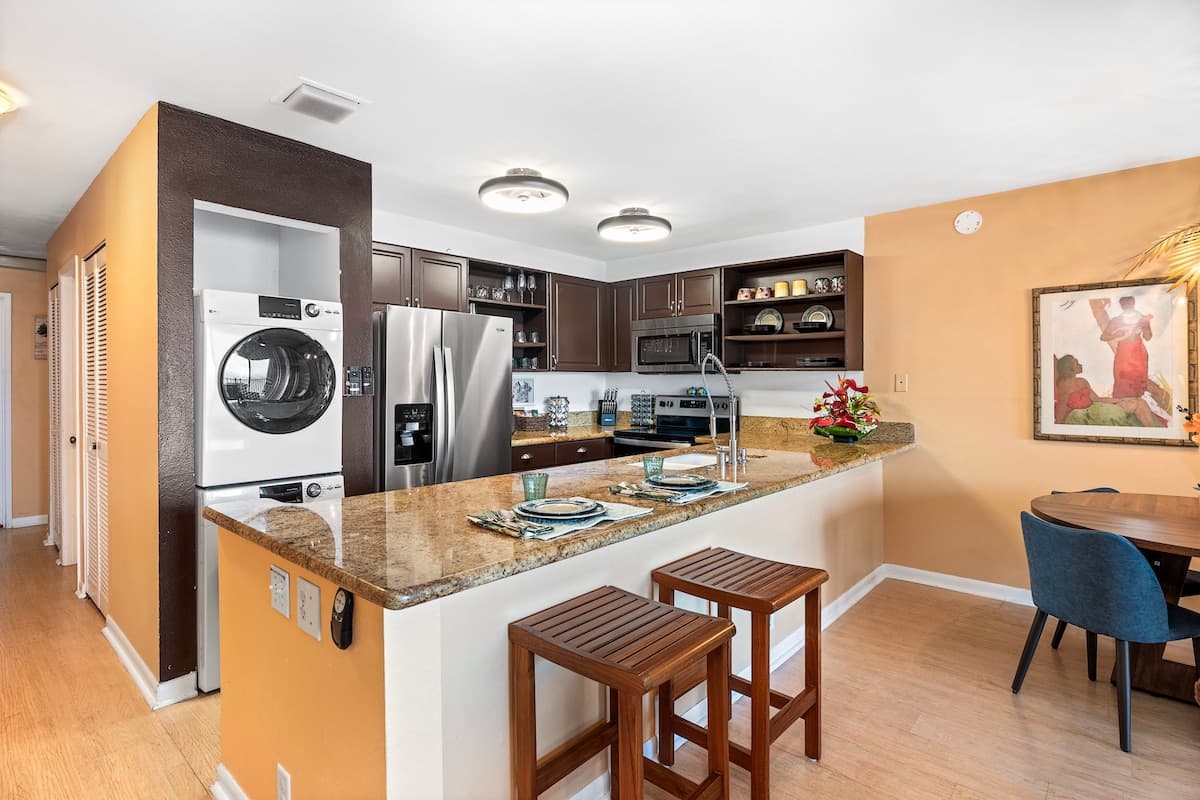 Condo in Kailua-Kona · ★4.88 · 2 bedrooms · 2 beds · 2 baths - Photo 4
