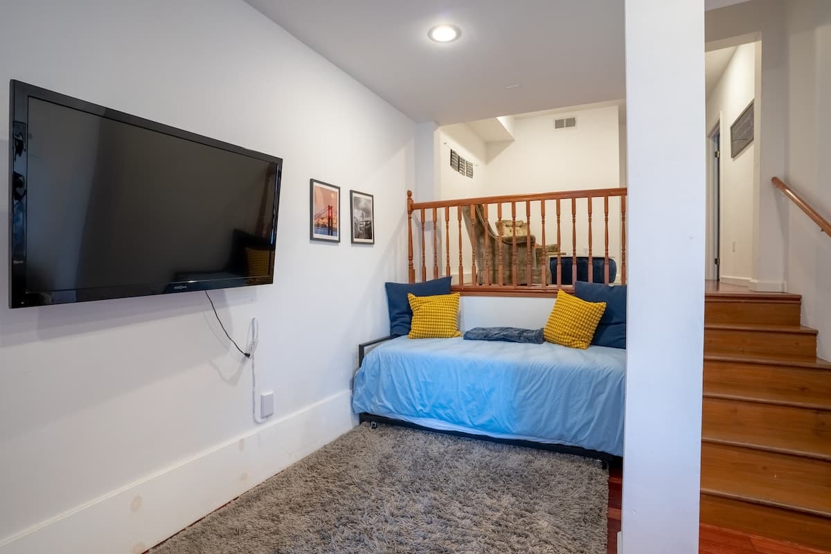 Lush 1-bedroom suite with free garage parking - Photo 4