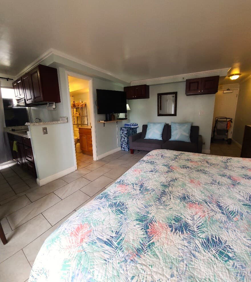 Condo in Honolulu · ★4.79 · Studio · 2 beds · 1 private bath - Photo 3