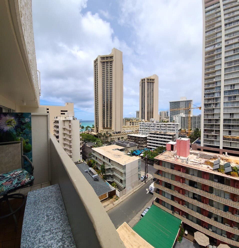 Condo in Honolulu · ★4.79 · Studio · 2 beds · 1 private bath - Photo 4