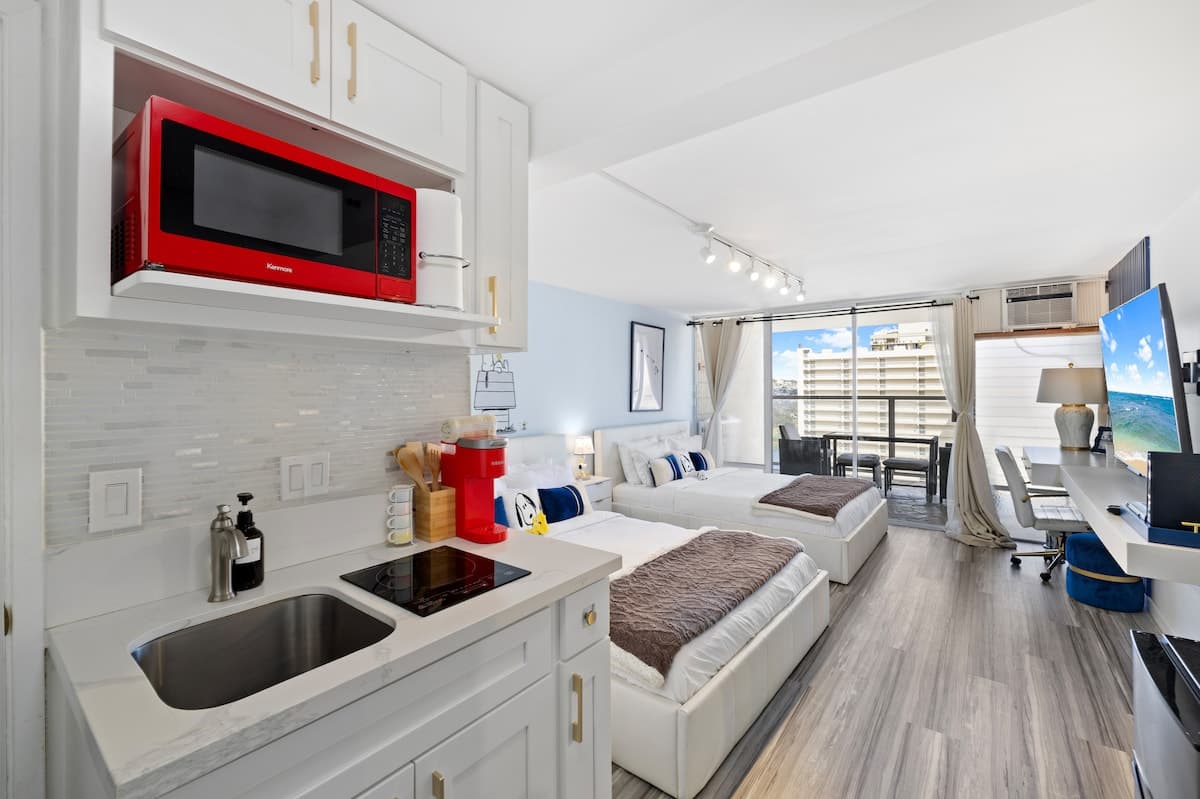 Condo in Honolulu · ★4.83 · 1 bedroom · 2 beds · 1 private bath - Photo 2
