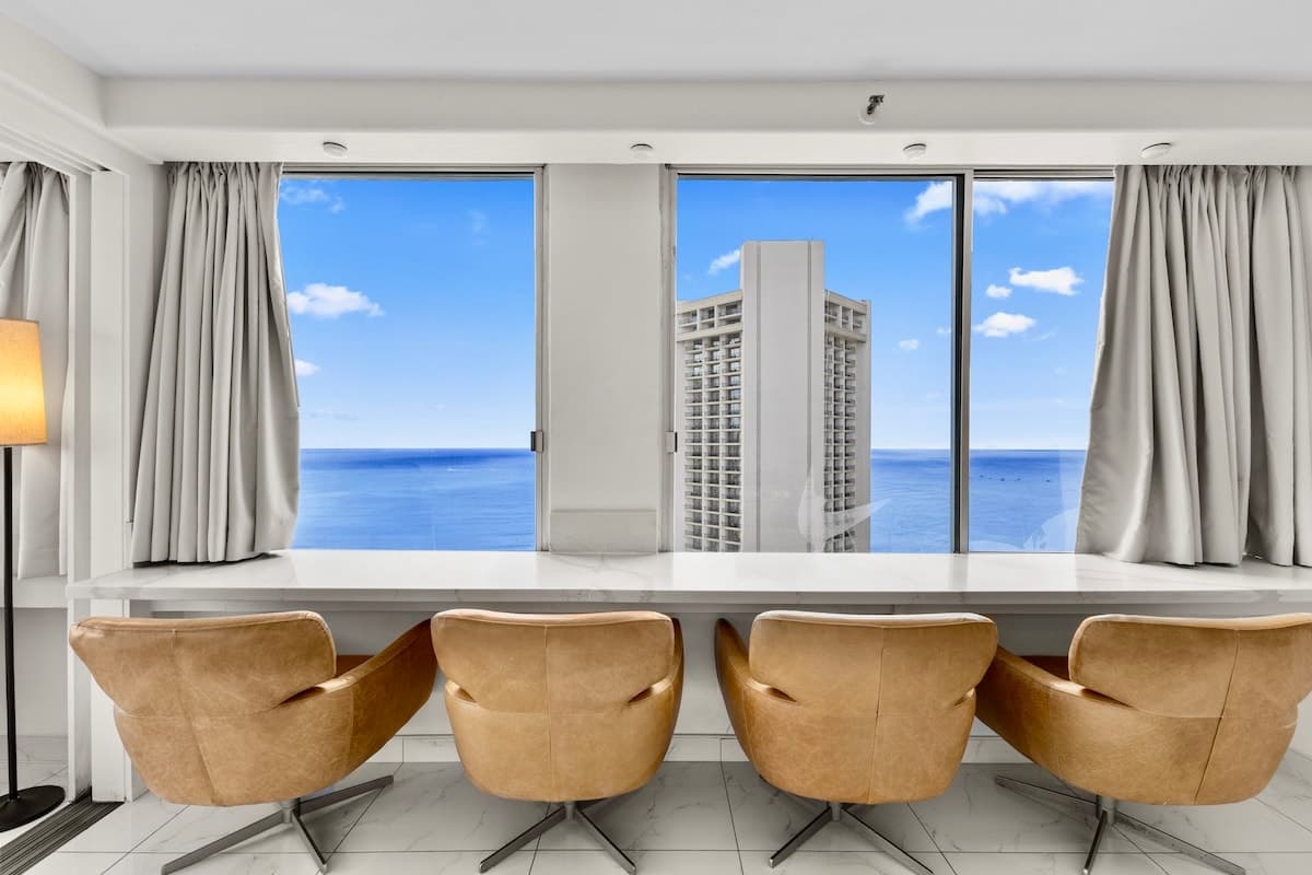 Condo in Honolulu · ★4.79 · 2 bedrooms · 2 beds · 1 private bath - Photo 4