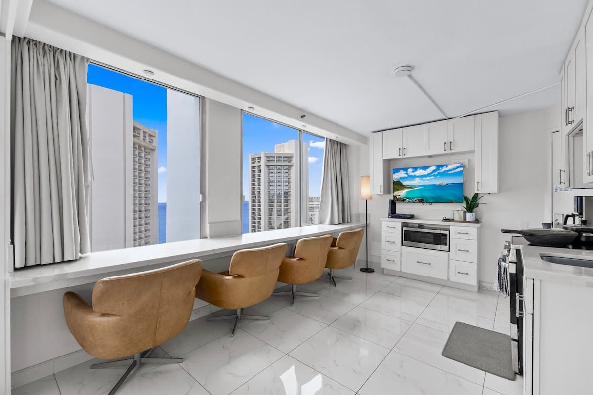 Condo in Honolulu · ★4.79 · 2 bedrooms · 2 beds · 1 private bath - Photo 5