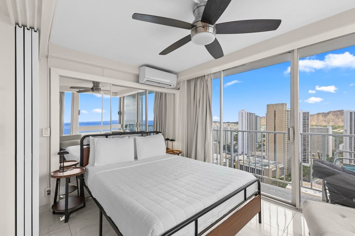 Condo in Honolulu · ★4.79 · 2 bedrooms · 2 beds · 1 private bath - Photo 2
