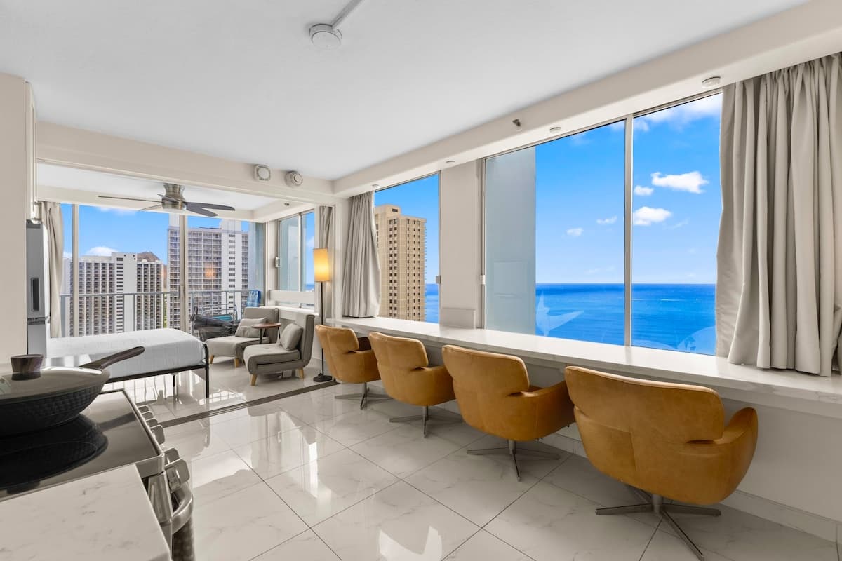 Condo in Honolulu · ★4.79 · 2 bedrooms · 2 beds · 1 private bath - Photo 1