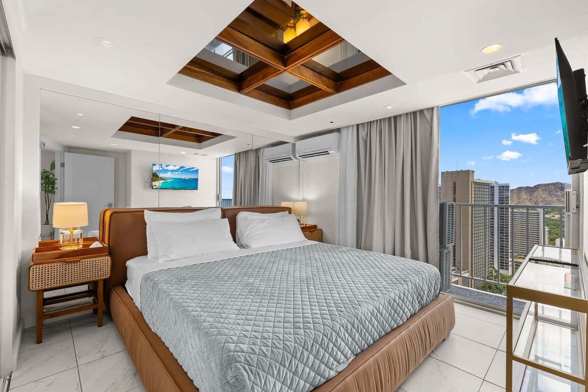 Condo in Honolulu · ★4.79 · 2 bedrooms · 2 beds · 1 private bath - Photo 3
