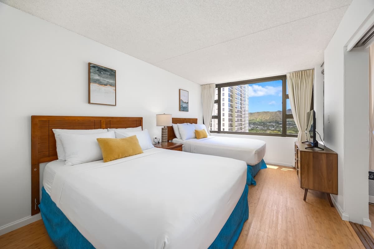 Condo in Honolulu · ★4.82 · 1 bedroom · 3 beds · 1 private bath - Photo 2