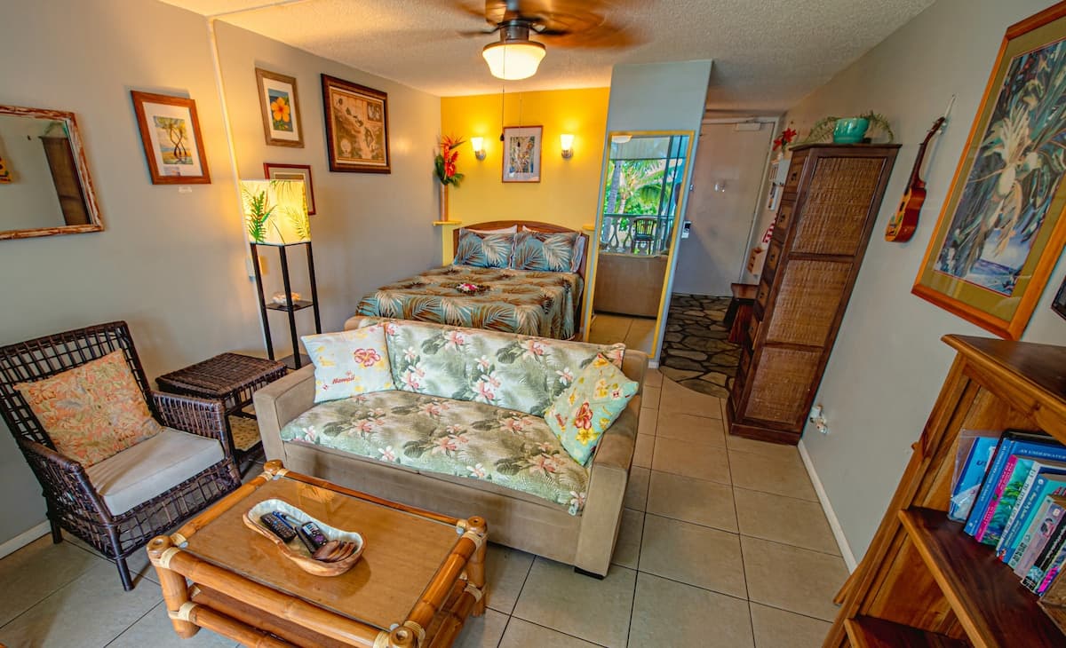 Condo in Kailua-Kona · ★4.88 · Studio · 2 beds · 1 bath - Photo 1