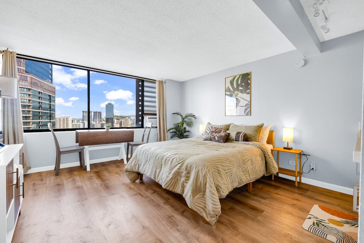 Condo in Honolulu · ★4.79 · Studio · 1 bed · 1 private bath - Photo 1