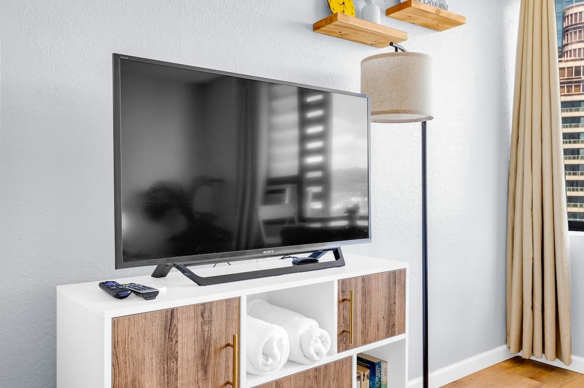 Condo in Honolulu · ★4.79 · Studio · 1 bed · 1 private bath - Photo 2