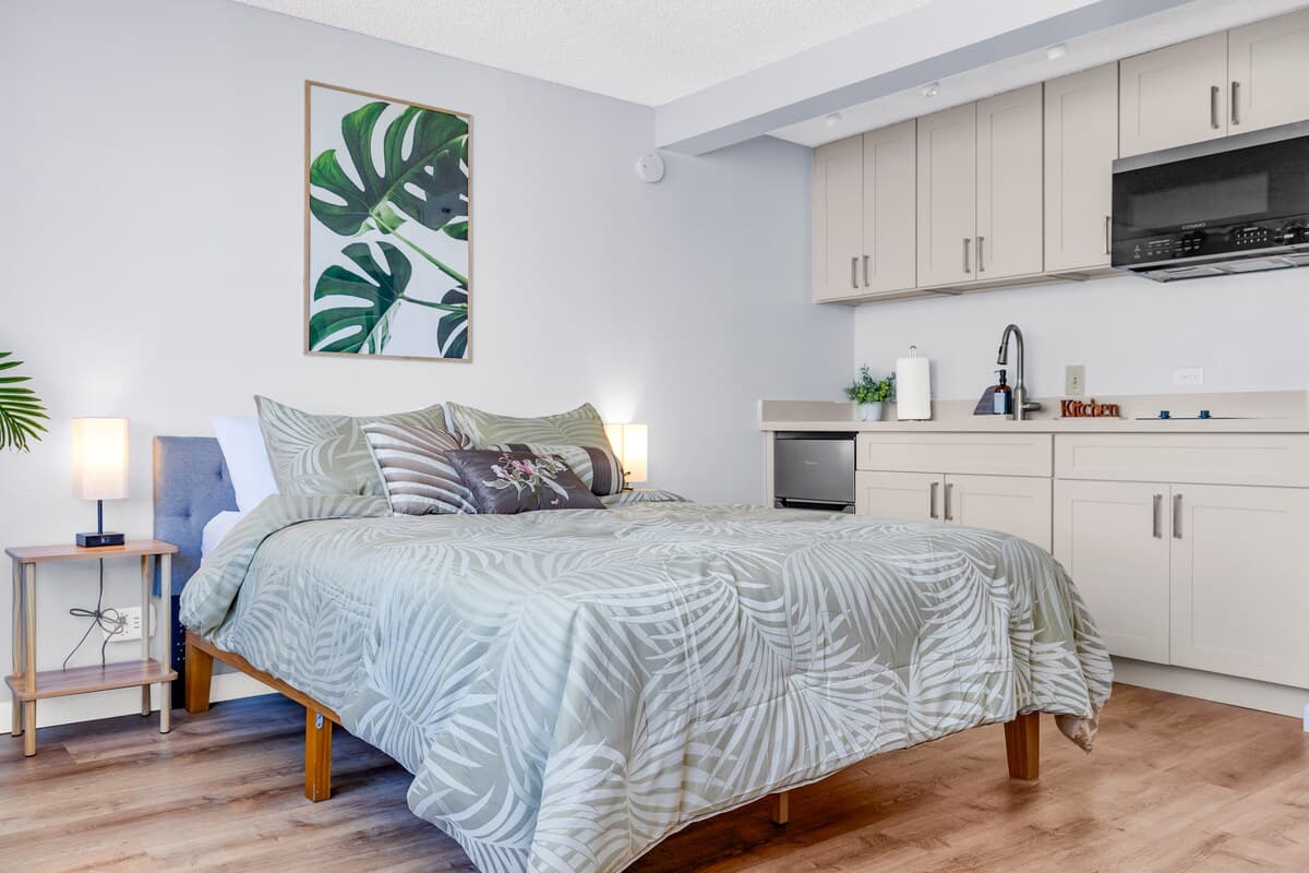 Condo in Honolulu · ★4.79 · Studio · 1 bed · 1 private bath - Photo 3