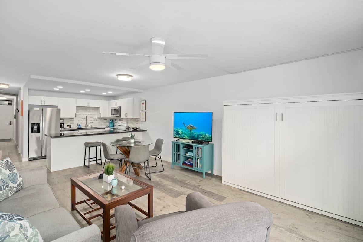 Home in Kihei · ★4.98 · 1 bedroom · 2 beds · 2 baths - Photo 4
