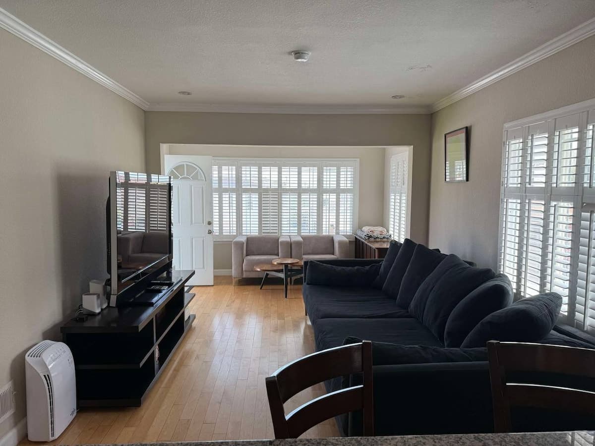Charming 1923 Victorian, Free Parking - Photo 2