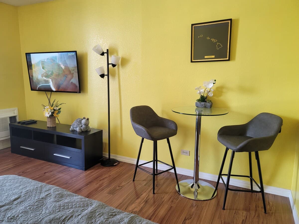 Condo in Honolulu · ★4.74 · 1 bedroom · 2 beds · 1 private bath - Photo 2