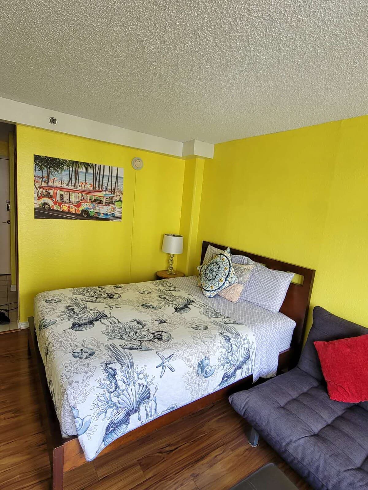 Condo in Honolulu · ★4.74 · 1 bedroom · 2 beds · 1 private bath - Photo 4