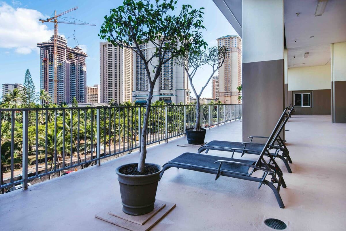 Condo in Honolulu · ★4.74 · 1 bedroom · 2 beds · 1 private bath - Photo 5
