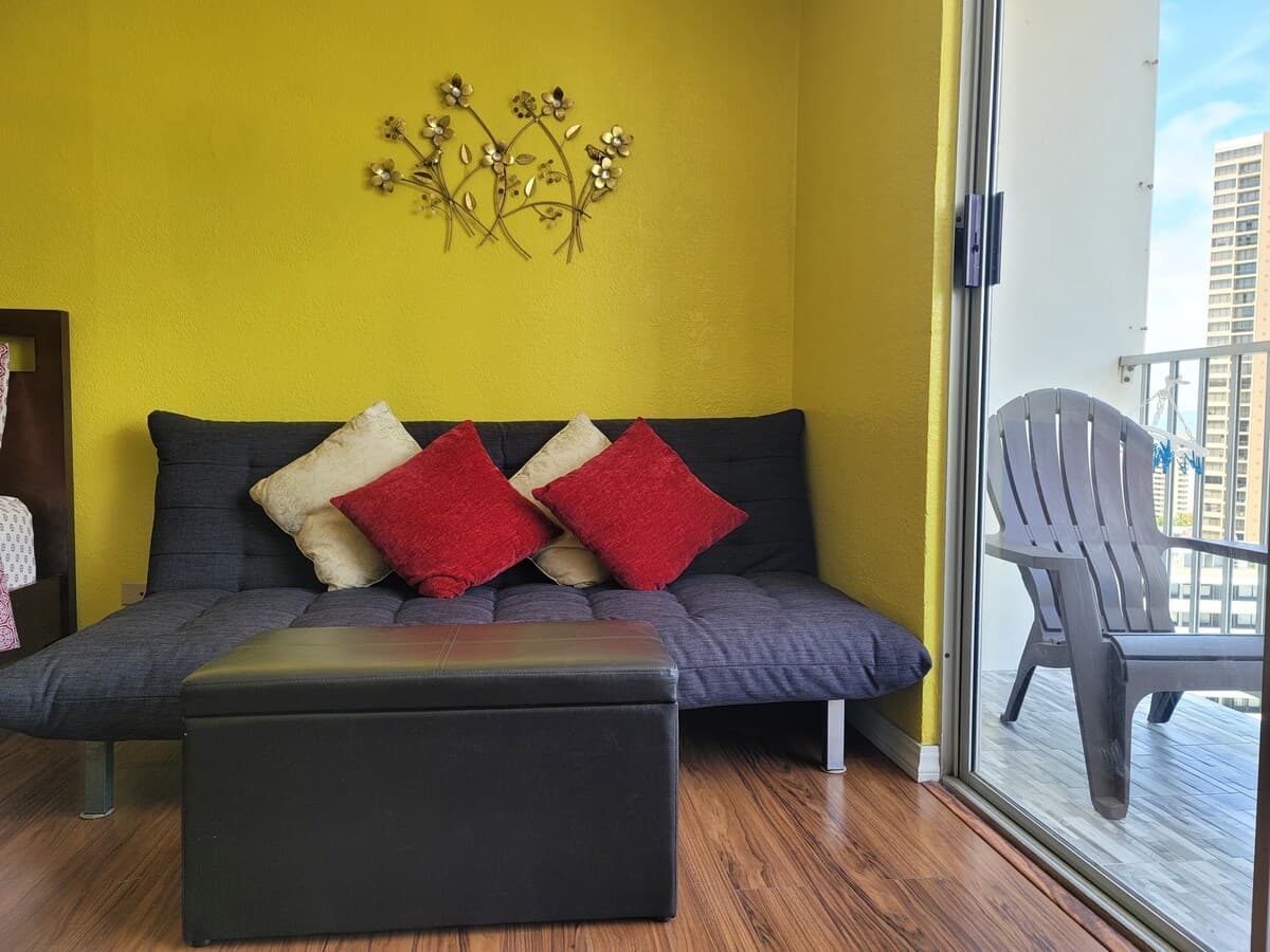 Condo in Honolulu · ★4.74 · 1 bedroom · 2 beds · 1 private bath - Photo 1