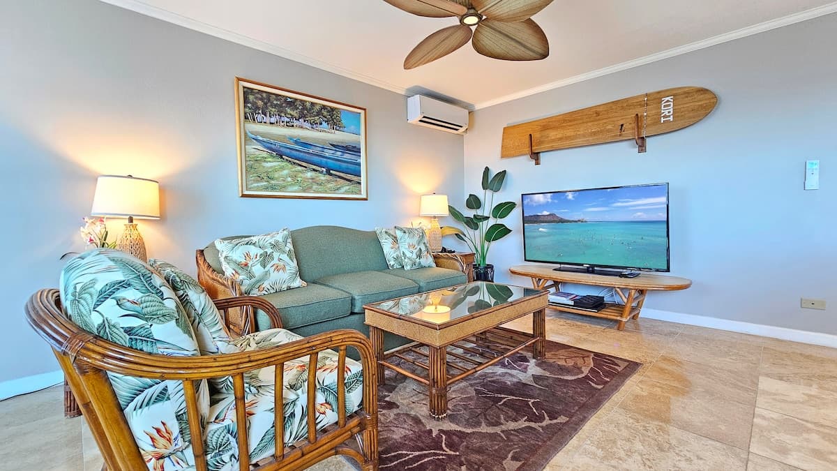 Condo in Honolulu · ★4.96 · 1 bedroom · 1 bed · 1 private bath - Photo 2