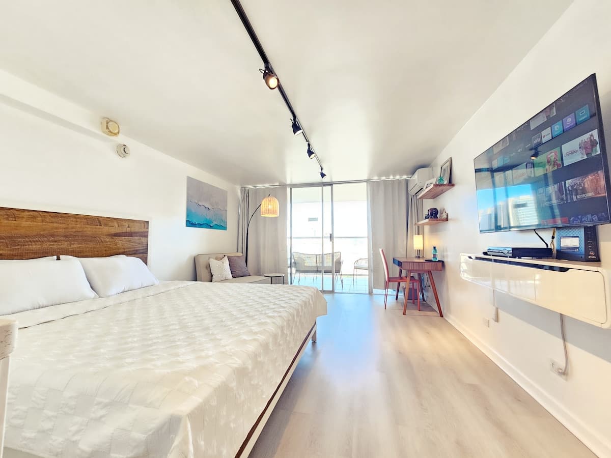 Condo in Honolulu · ★4.81 · Studio · 1 bed · 1 private bath - Photo 4