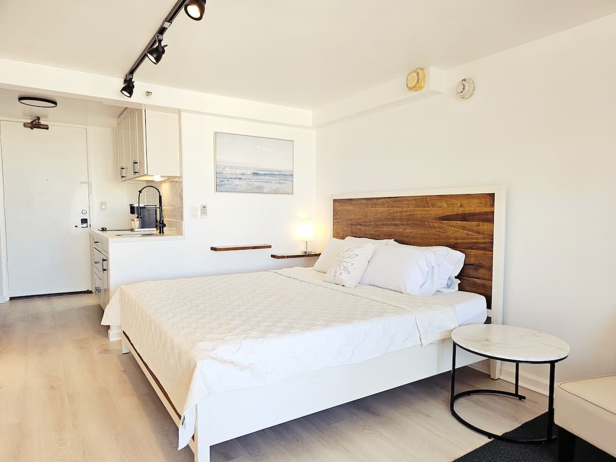 Condo in Honolulu · ★4.81 · Studio · 1 bed · 1 private bath - Photo 3