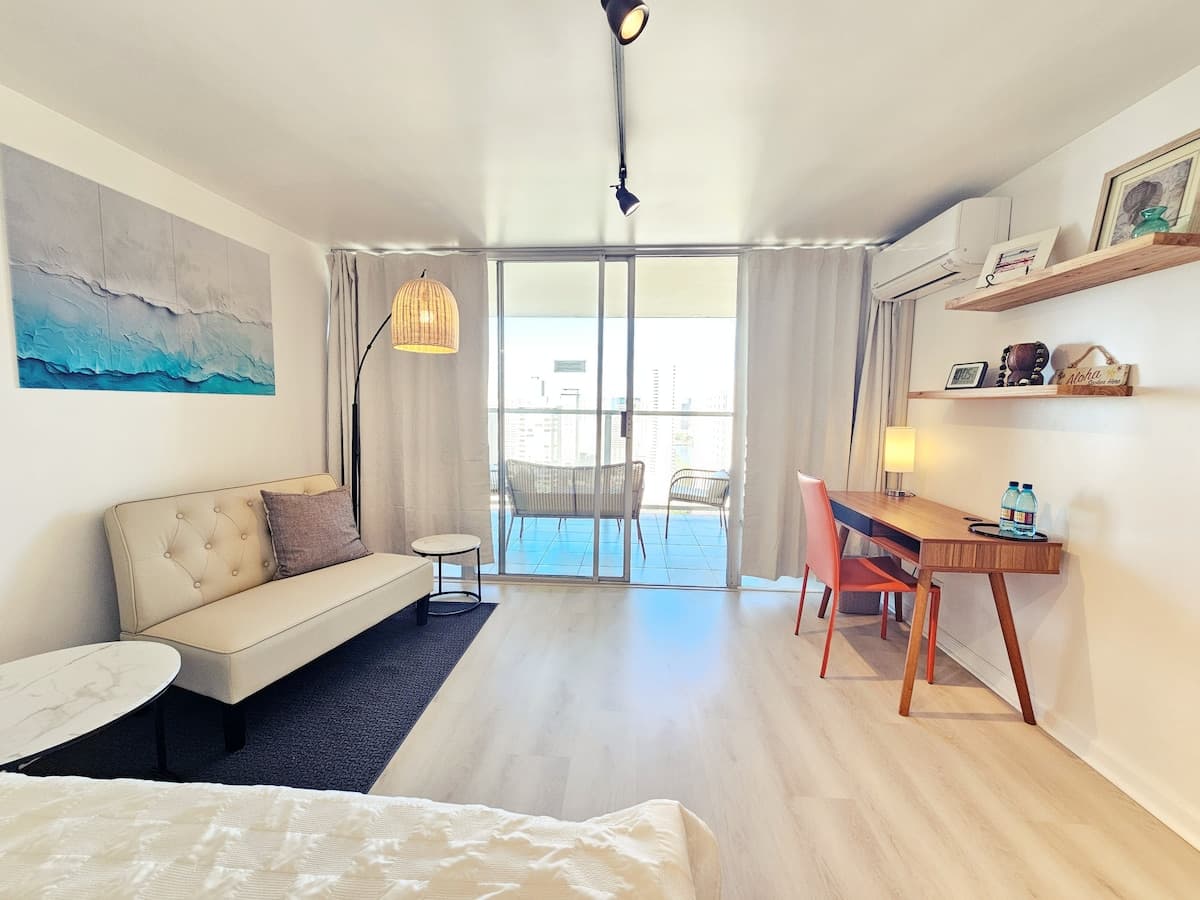 Condo in Honolulu · ★4.81 · Studio · 1 bed · 1 private bath - Photo 2