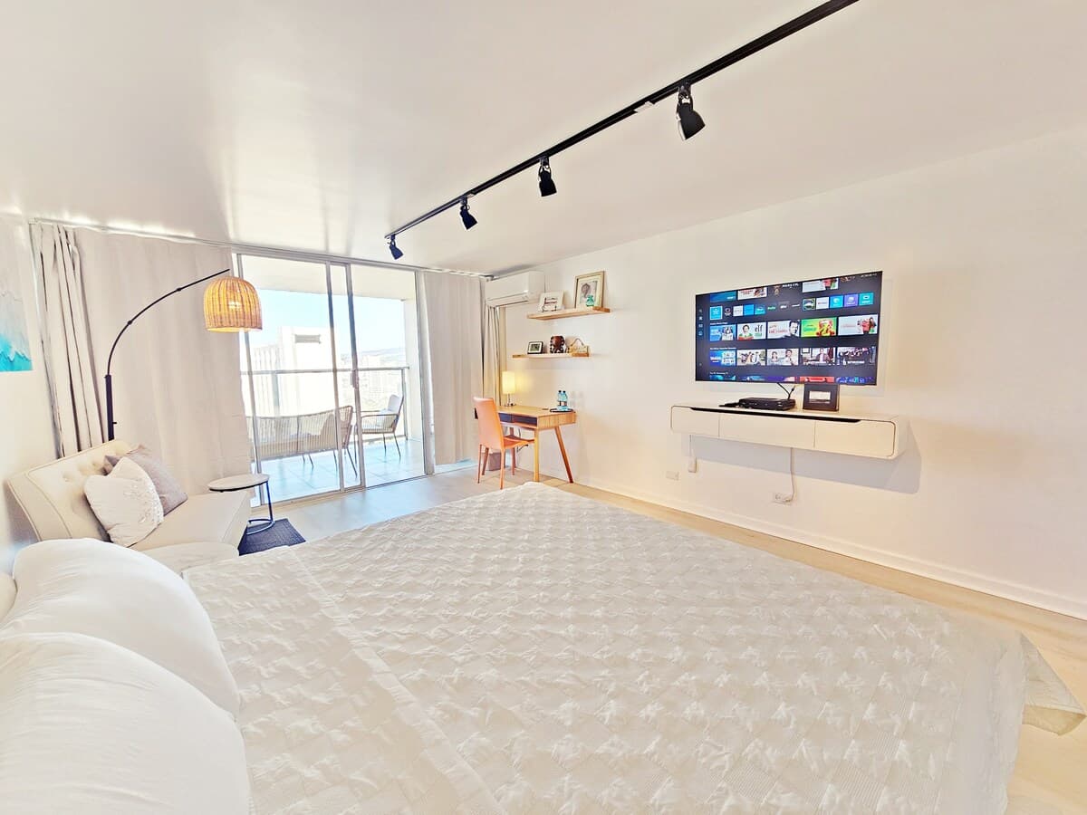Condo in Honolulu · ★4.81 · Studio · 1 bed · 1 private bath - Photo 5
