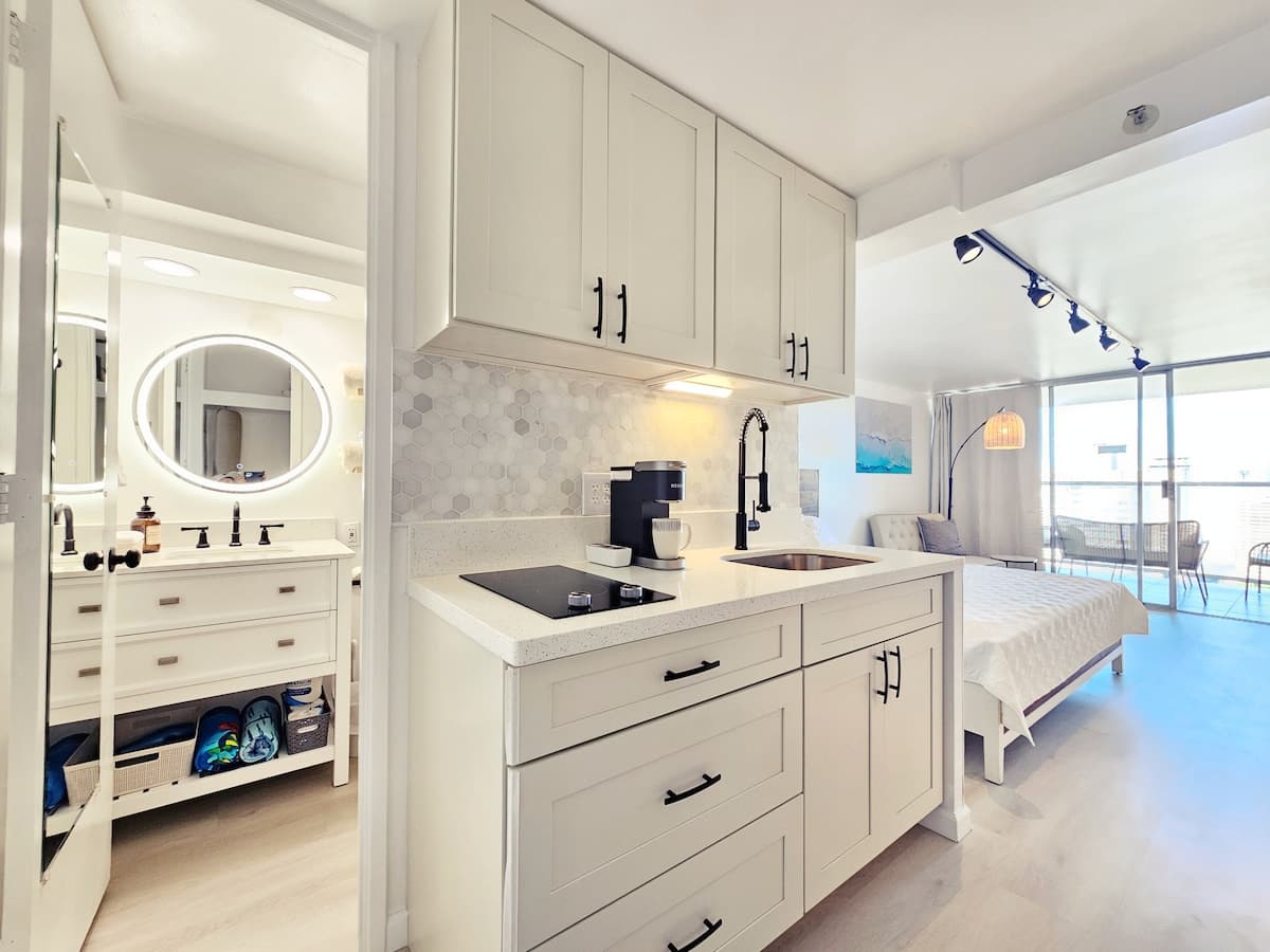 Condo in Honolulu · ★4.81 · Studio · 1 bed · 1 private bath - Photo 1