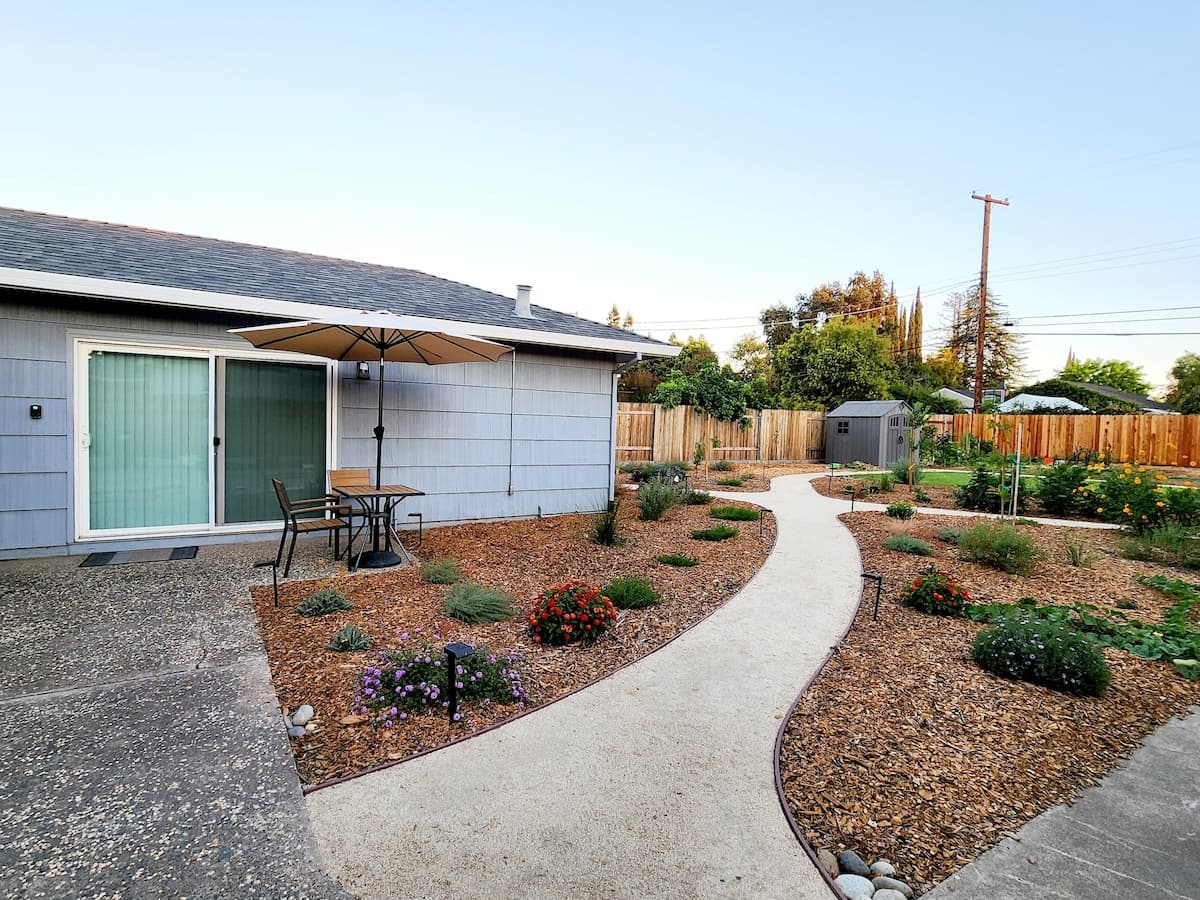 Cozy Studio w/ Full Kitchen in a Tree-lined Street - Photo 2