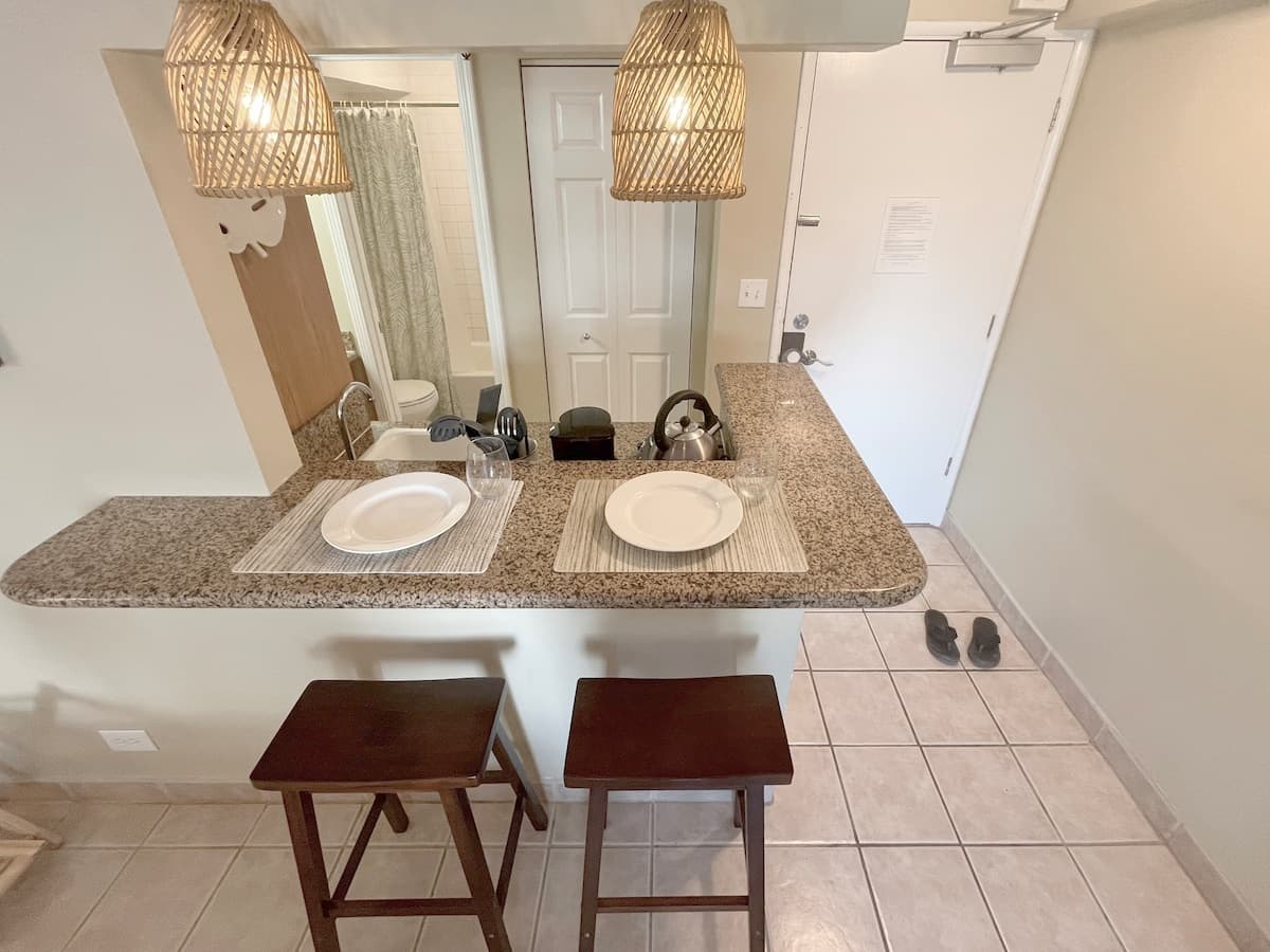 Condo in Honolulu · ★4.77 · Studio · 1 bed · 1 shared bath - Photo 4