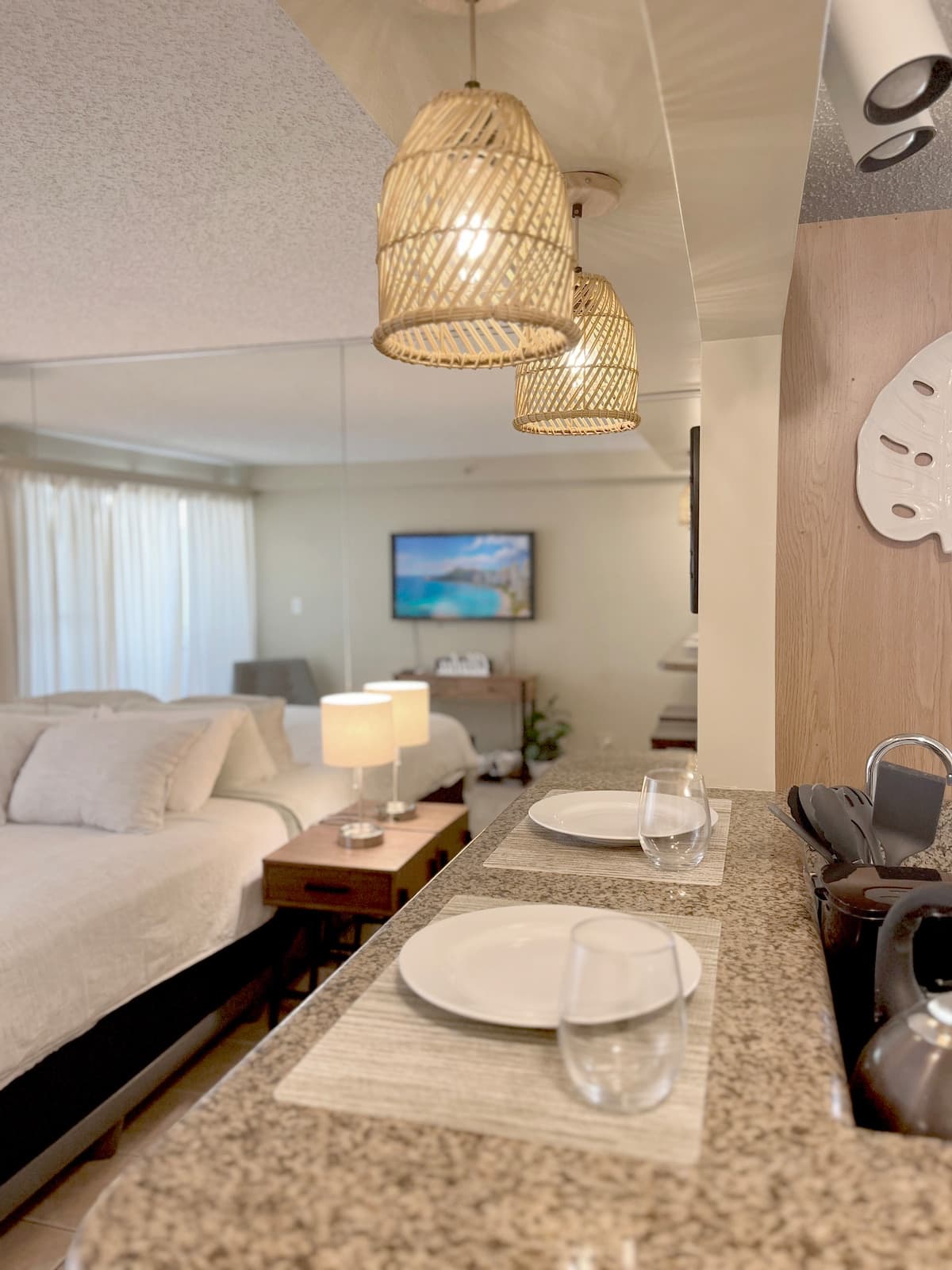 Condo in Honolulu · ★4.77 · Studio · 1 bed · 1 shared bath - Photo 2