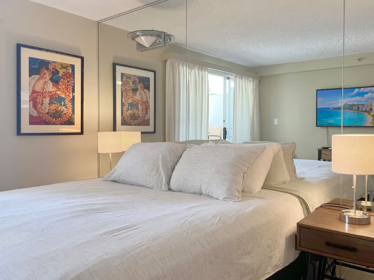 Condo in Honolulu · ★4.77 · Studio · 1 bed · 1 shared bath - Photo 1