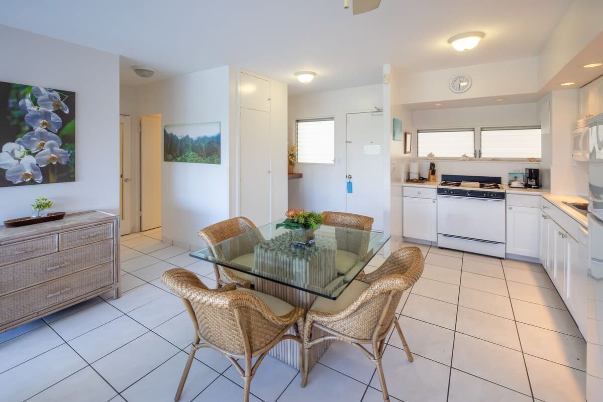 Waikiki Shore Ocean View 1B *January Special!* - Photo 4