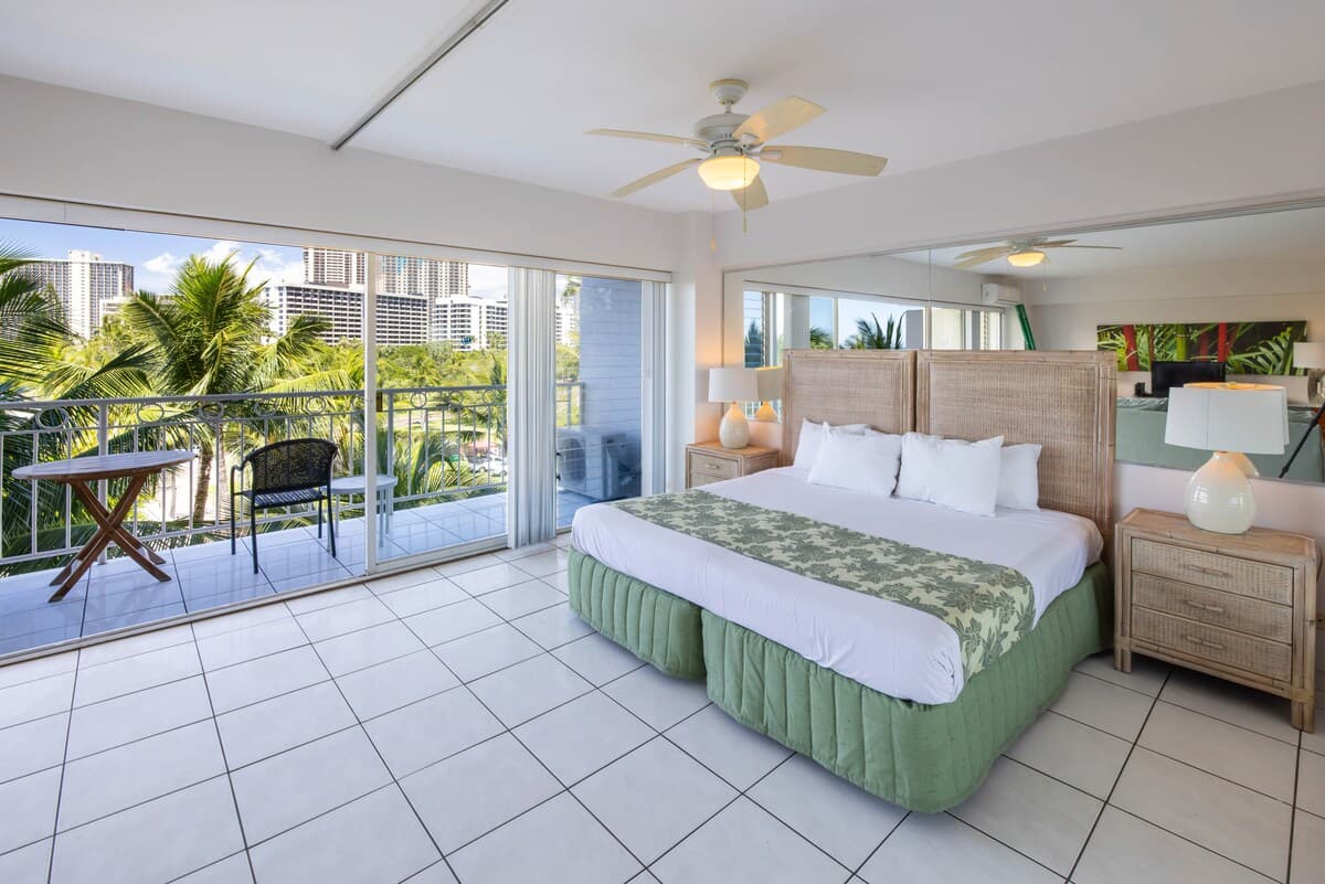Waikiki Shore Ocean View 1B *January Special!* - Photo 2